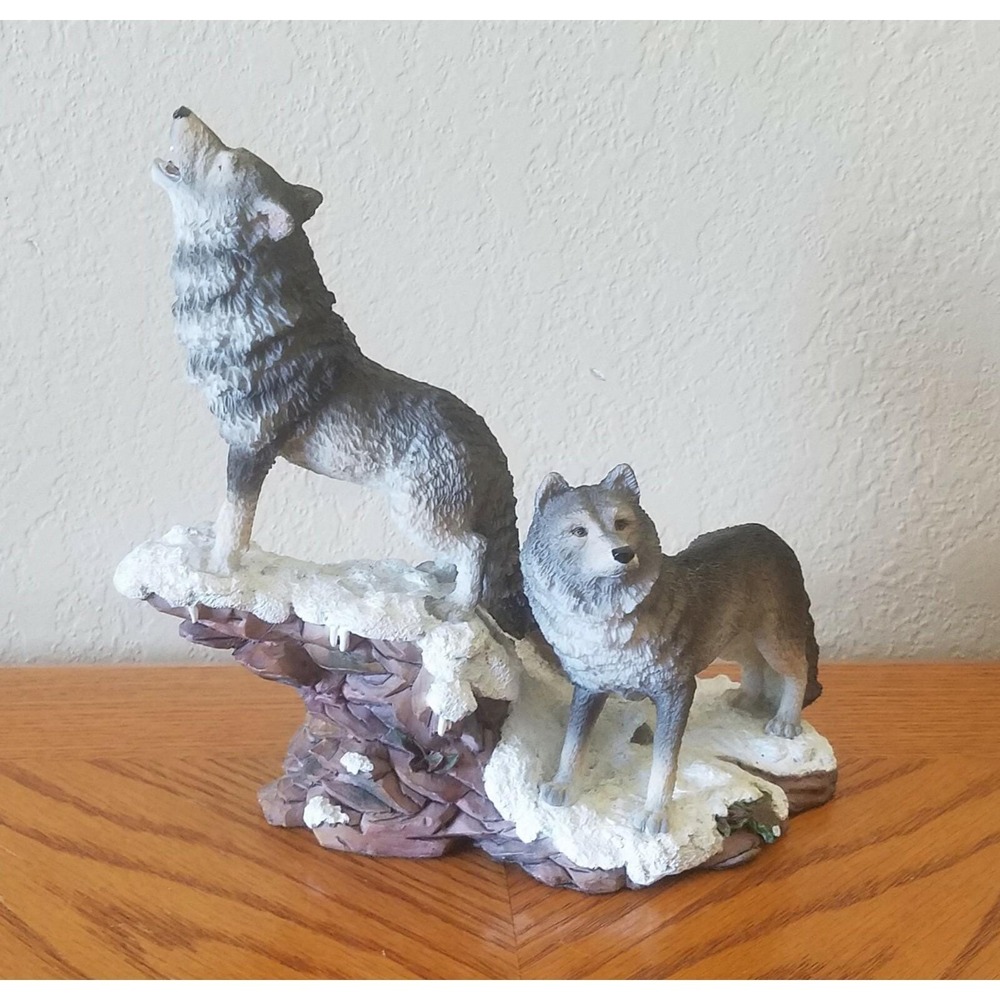 Veronese Double Wolf Figurine Howling/Standing in Snow (1997)